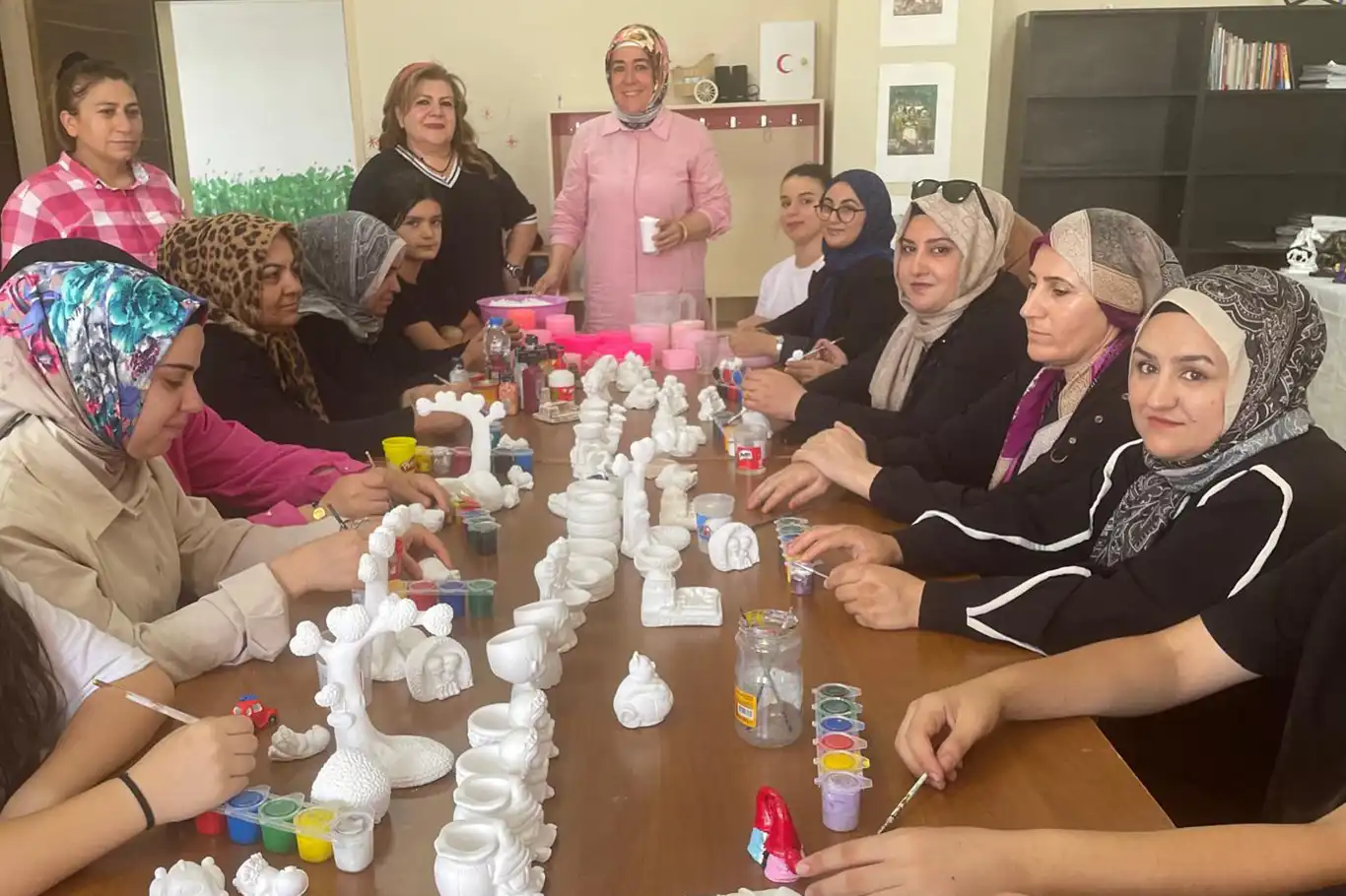 Batman'da genç kadınlar dekoratif el sanatları kursunda çeyiz hazırlıyor