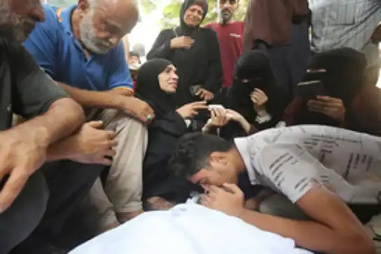 5 شهداء و10 جرحى..الاحتلال يستهدف مدنيين ينتظرون المساعدات في غزة