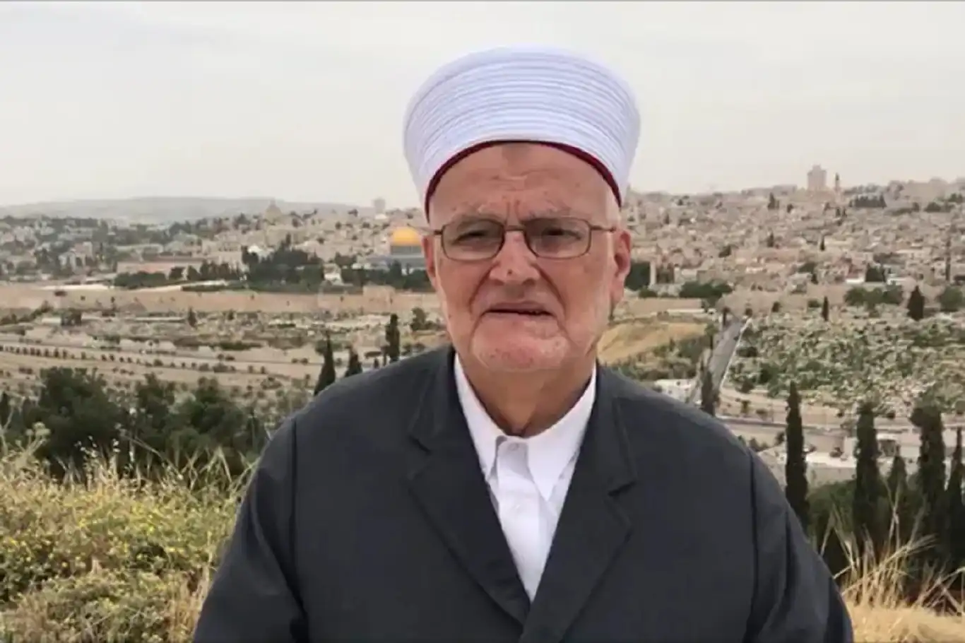 هيئة الدفاع: حملة تهدد سلامة الشيخ عكرمة صبري وتستهدف رمزيته الدينية وسط تحذيرات من محاكمته بتهم ملفقة
