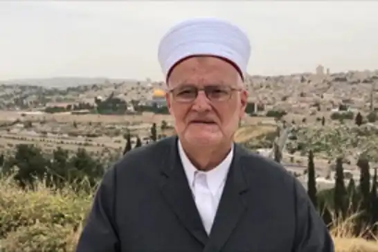 هيئة الدفاع: حملة تهدد سلامة الشيخ عكرمة صبري وتستهدف رمزيته الدينية وسط تحذيرات من محاكمته بتهم ملفقة