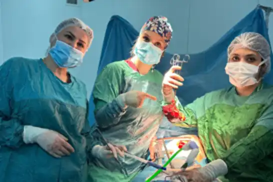 Nefes darlığı yaşayan kadının kalbinin üzerinden 2 kiloluk kitle çıkarıldı