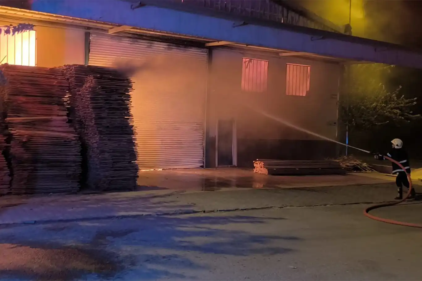 Şanlıurfa’da mobilya atölyesinde çıkan yangın söndürüldü