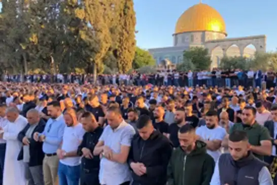 40 ألفاً يؤدون صلاة الجمعة بالمسجد الأقصى