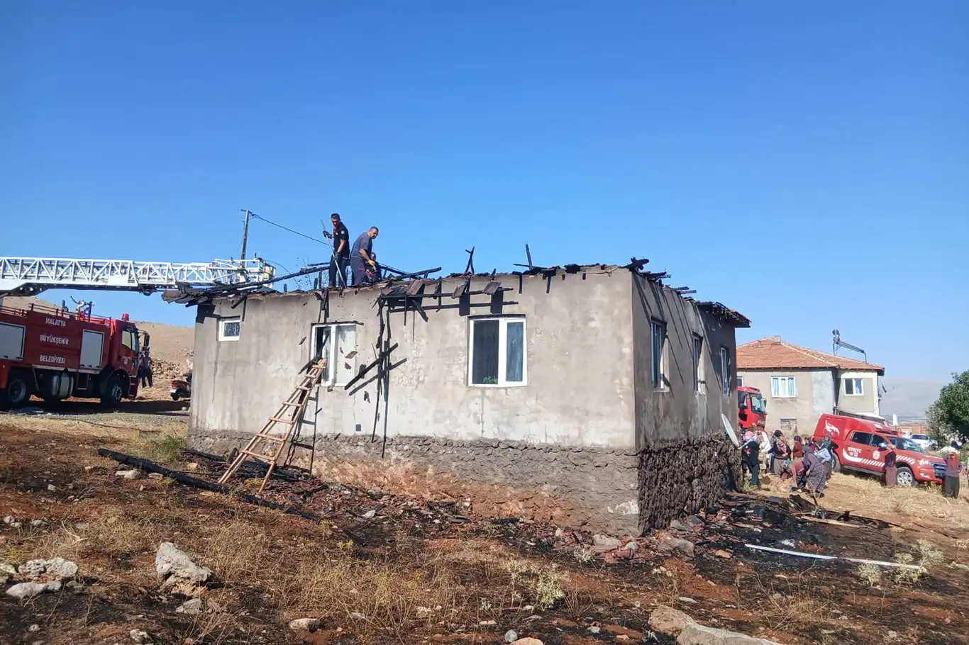 Malatya'da çatı yangını paniğe neden oldu