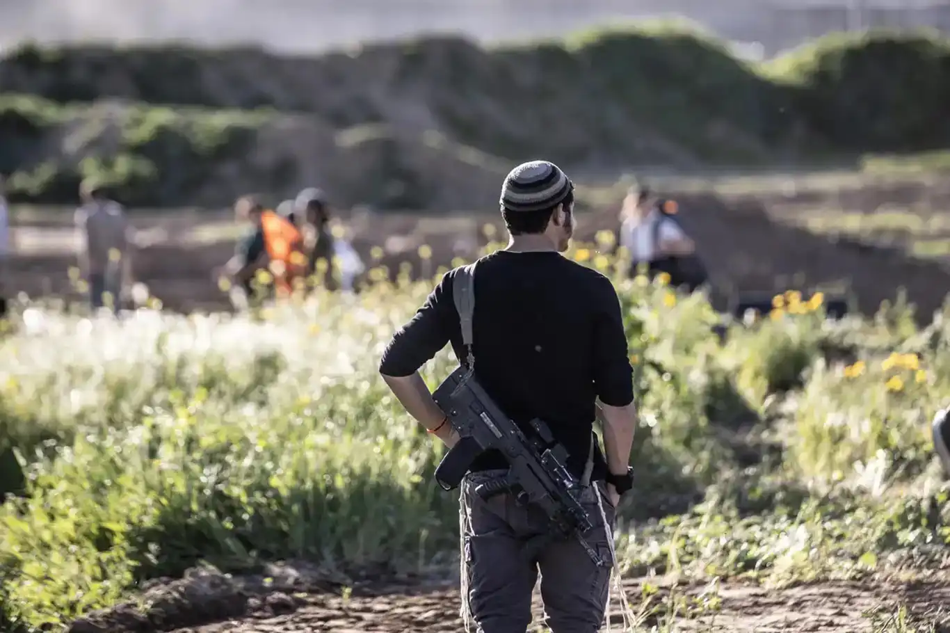 مستوطنون صهاينة يحرقون أراضي ومركبات فلسطينية شمال رام الله