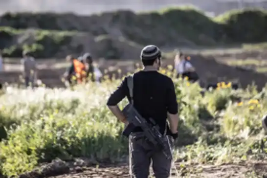 مستوطنون صهاينة يحرقون أراضي ومركبات فلسطينية شمال رام الله