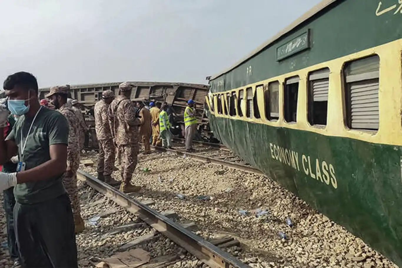 Pakistan'da tren kazası: 1 ölü, 24 yaralı