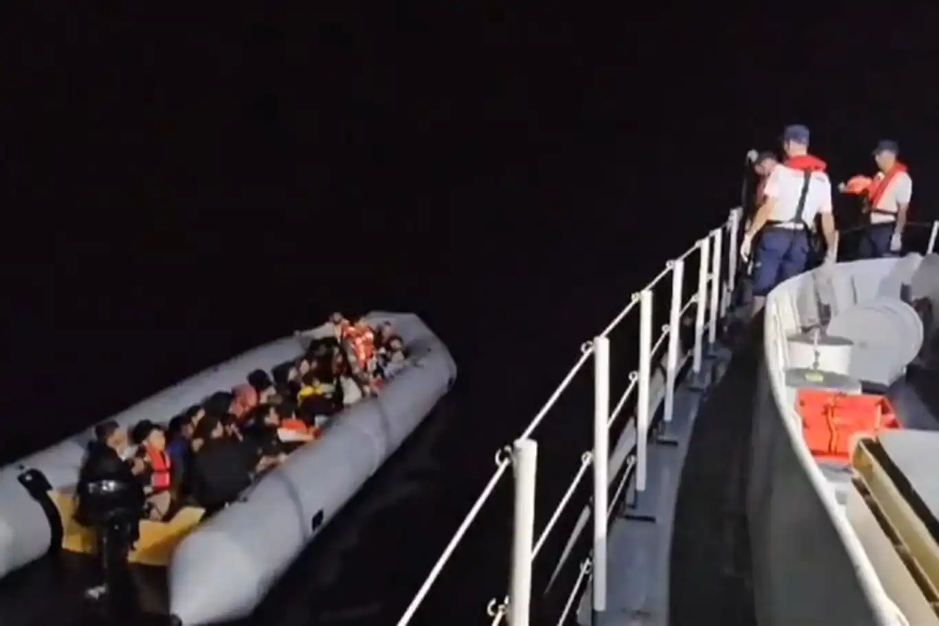 Muğla açıklarında 35 düzensiz göçmen kurtarıldı Muğla açıklarında 35 düzensiz göçmen kurtarıldı