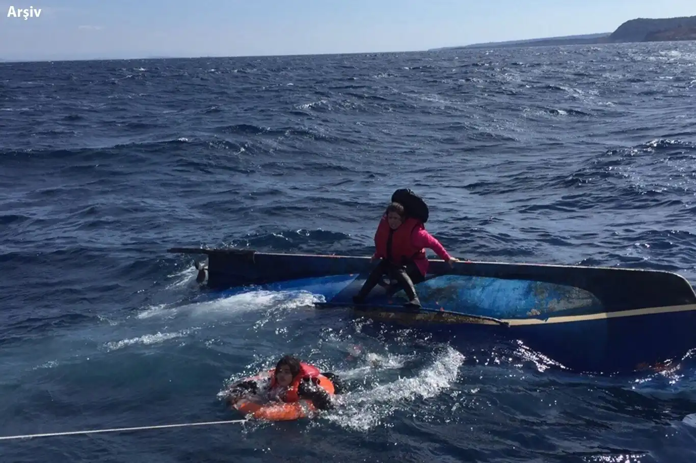 İzmir açıklarında göçmen botu devrildi: 4 ölü