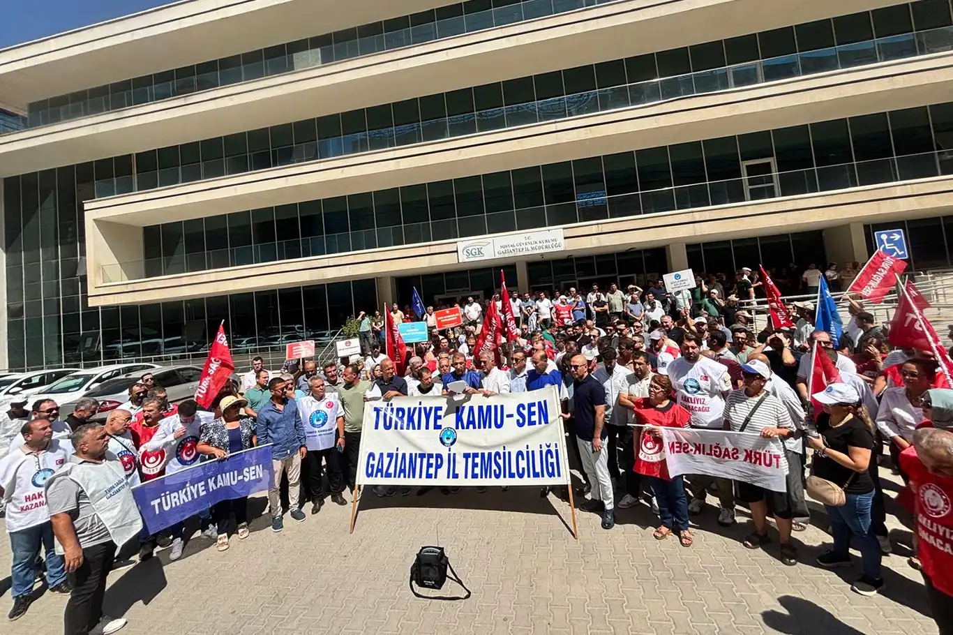 Gaziantep'te Türkiye Kamu-Sen iş bırakma eylemi düzenledi