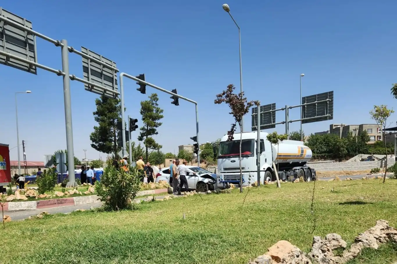 Siirt’te su tankeri ile otomobil çarpıştı: 11 yaşındaki çocuk yaralandı Siirt’te su tankeri ile otomobil çarpıştı: 11 yaşındaki çocuk yaralandı