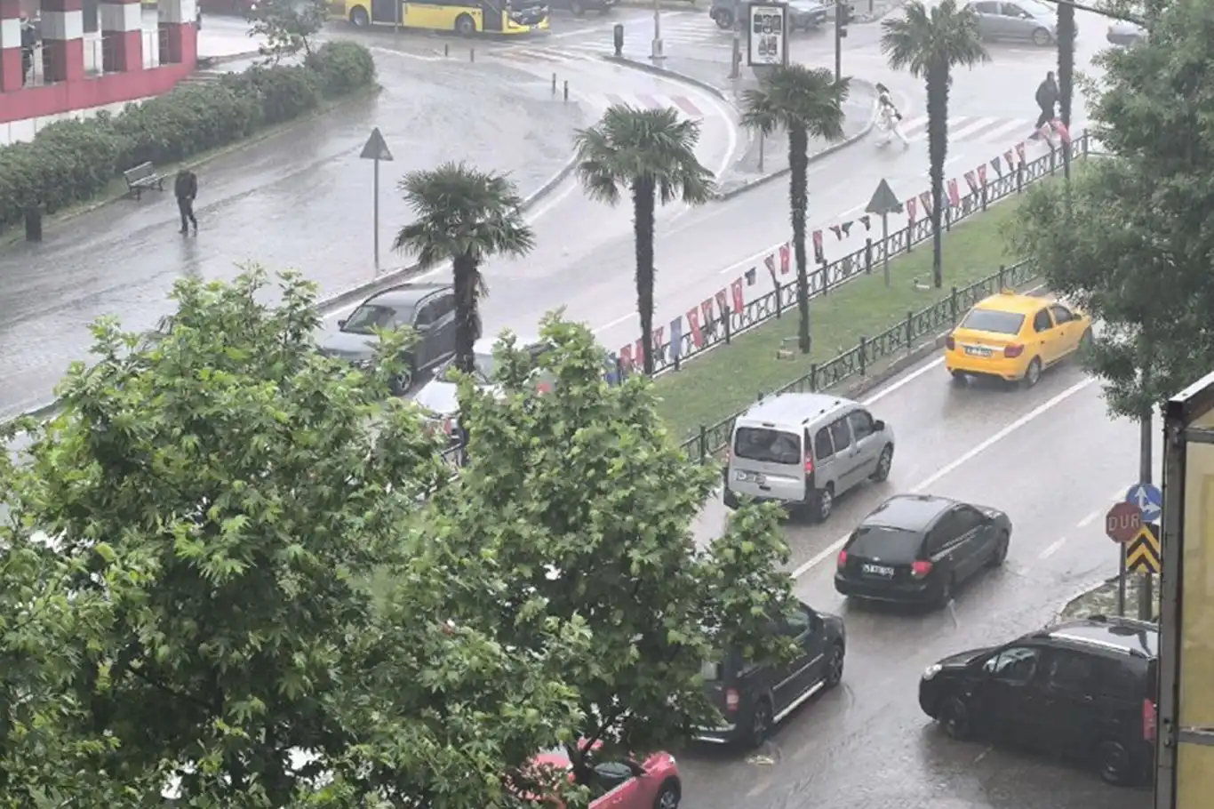 Meteoroloji'den sağanak ve fırtına uyarısı Meteoroloji'den sağanak ve fırtına uyarısı