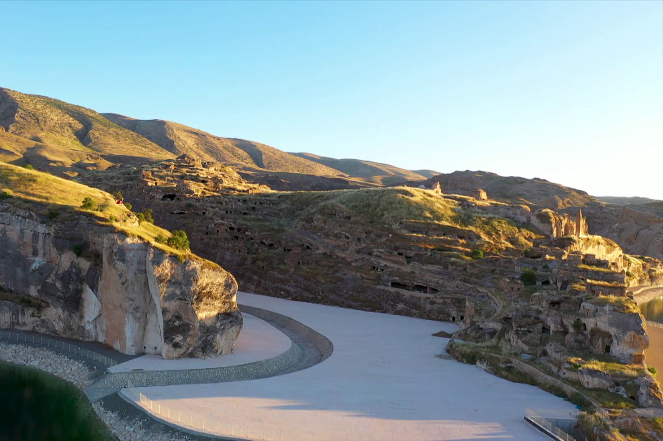 Hasankeyf'te tarihe ışık tutuluyor: Arkeopark ve Şaab Vadisi ziyarete açıldı Hasankeyf'te tarihe ışık tutuluyor: Arkeopark ve Şaab Vadisi ziyarete açıldı