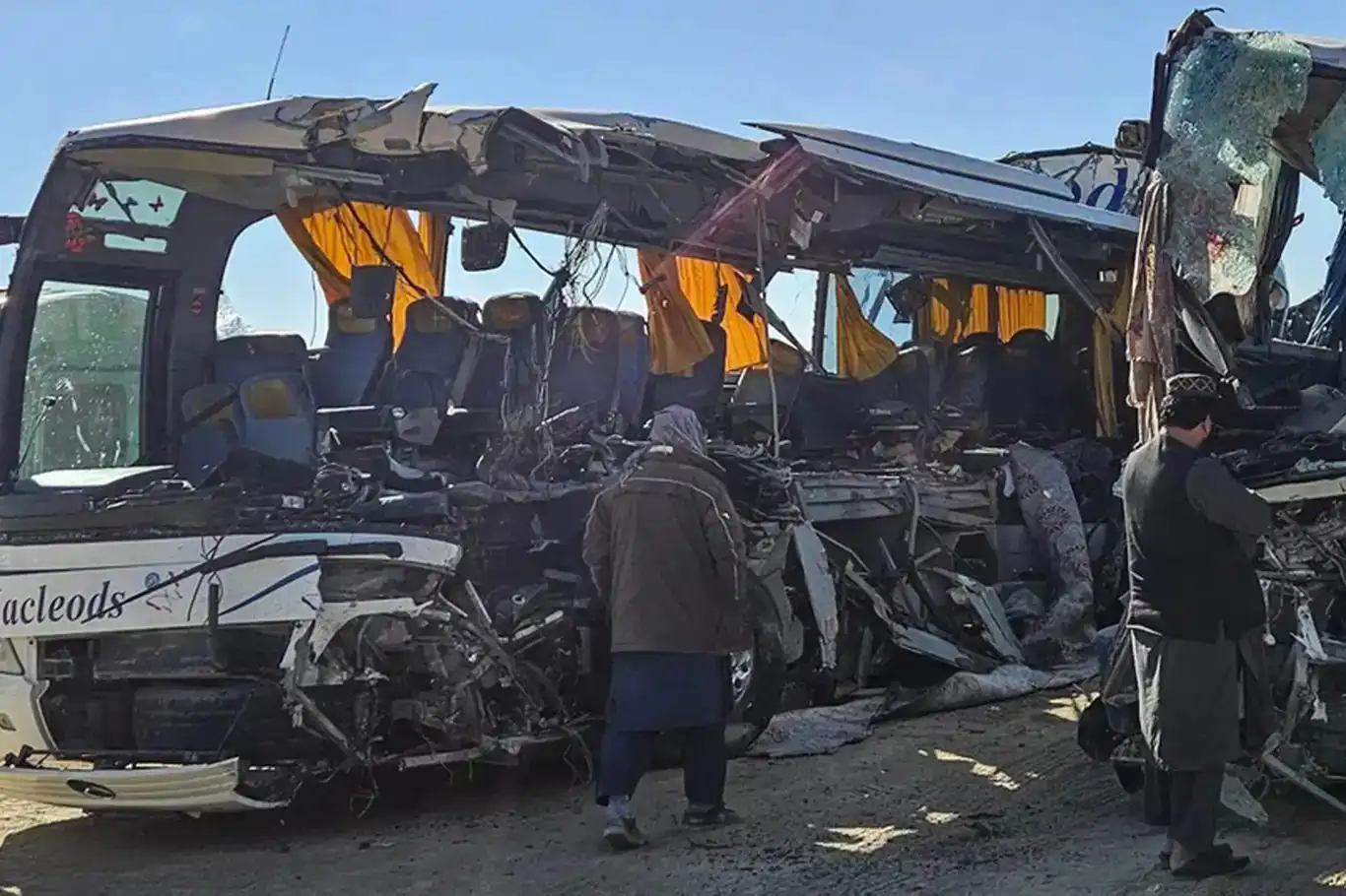 تصادف اتوبوس در افغانستان: ۷۱ نفر جان باختند