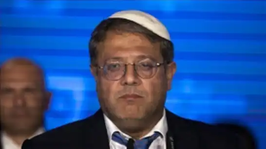 في خطوة انتقامية بحق الأسرى.. المتطرف بن غفير يجبر الأسرى الفلسطينيين على مشاهدة دمار غزة