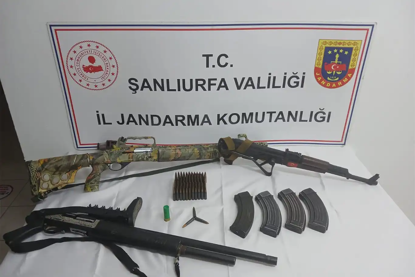 Şanlıurfa’da ruhsatsız silah operasyonu: 7 gözaltı Şanlıurfa’da ruhsatsız silah operasyonu: 7 gözaltı