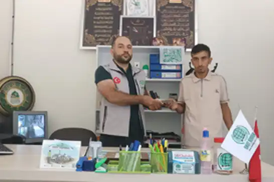 شاب من ذوي الاحتياجات الخاصة يجمع التبرعات لفلسطين