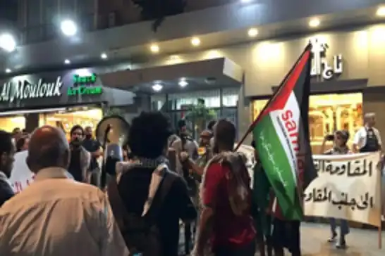 رفضًا للضغوط على لبنان.. عدد من الشبان يتظاهرون أمام السفارة السعودية في بيروت