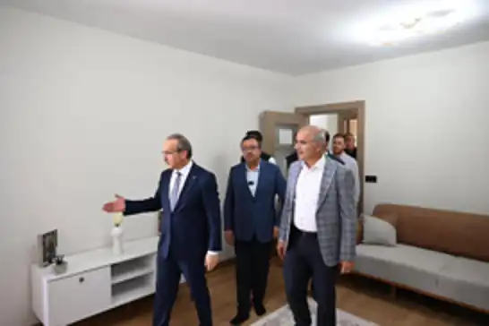 Malatya Valisi Yavuz deprem konutlarını yerinde inceledi