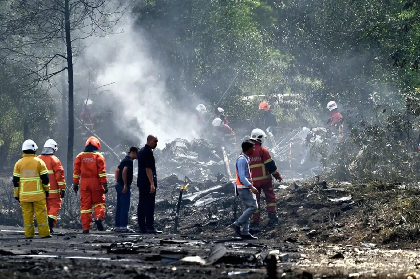 Malezya'da askeri uçak alev alarak düştü