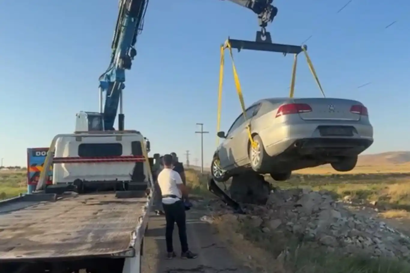 Mardin’de kontrolden çıkan otomobil tarlaya savruldu: 1 yaralı