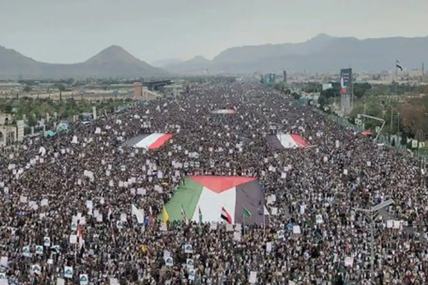 اليمن.. مظاهرة مليونية في صنعاء دعمًا لغزة اليمن.. مظاهرة مليونية في صنعاء دعمًا لغزة
