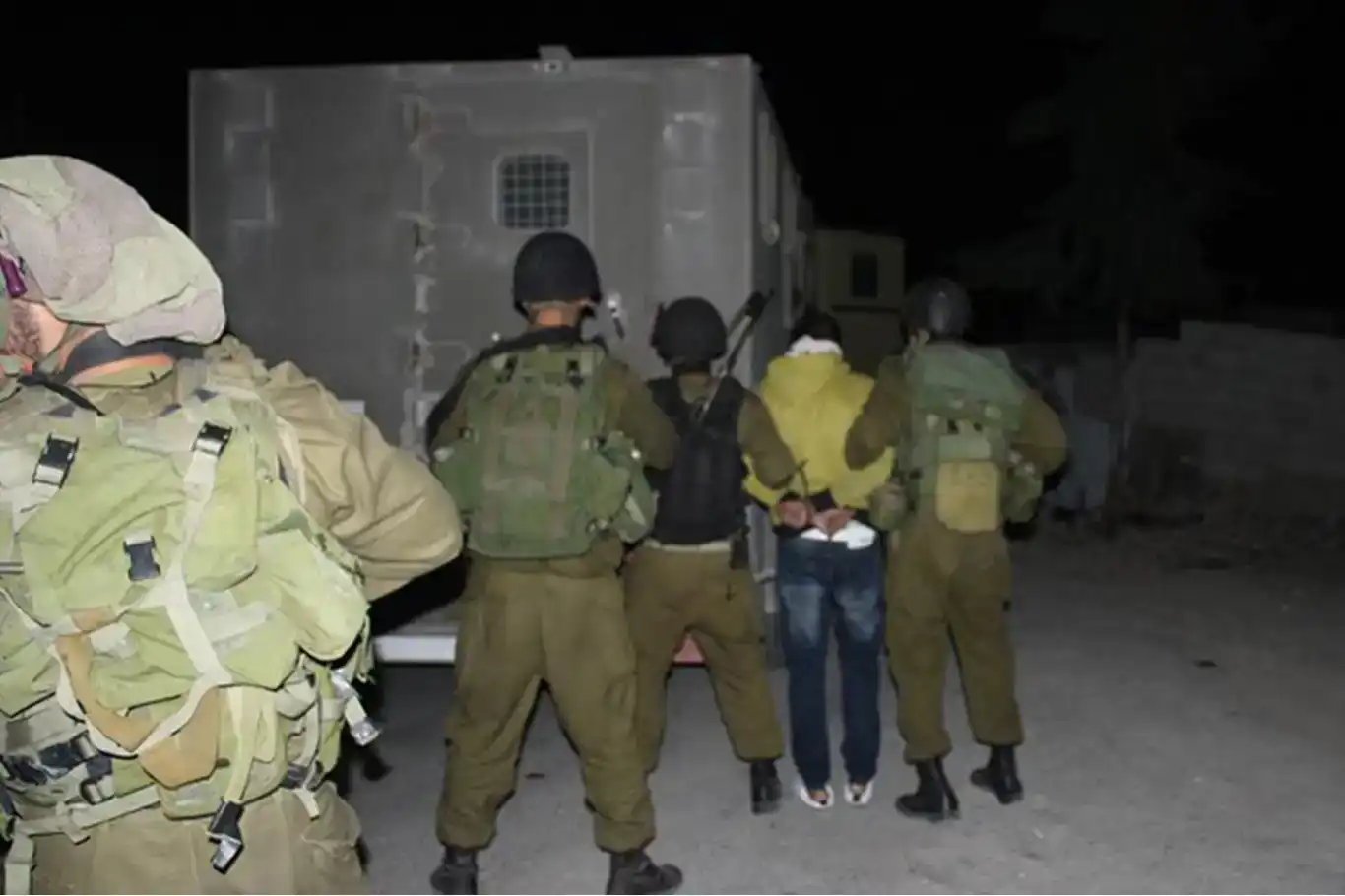 الاحتلال يعتقل 14 فلسطينياً خلال مداهمات في الضفة والقدس الاحتلال يعتقل 14 فلسطينياً خلال مداهمات في الضفة والقدس