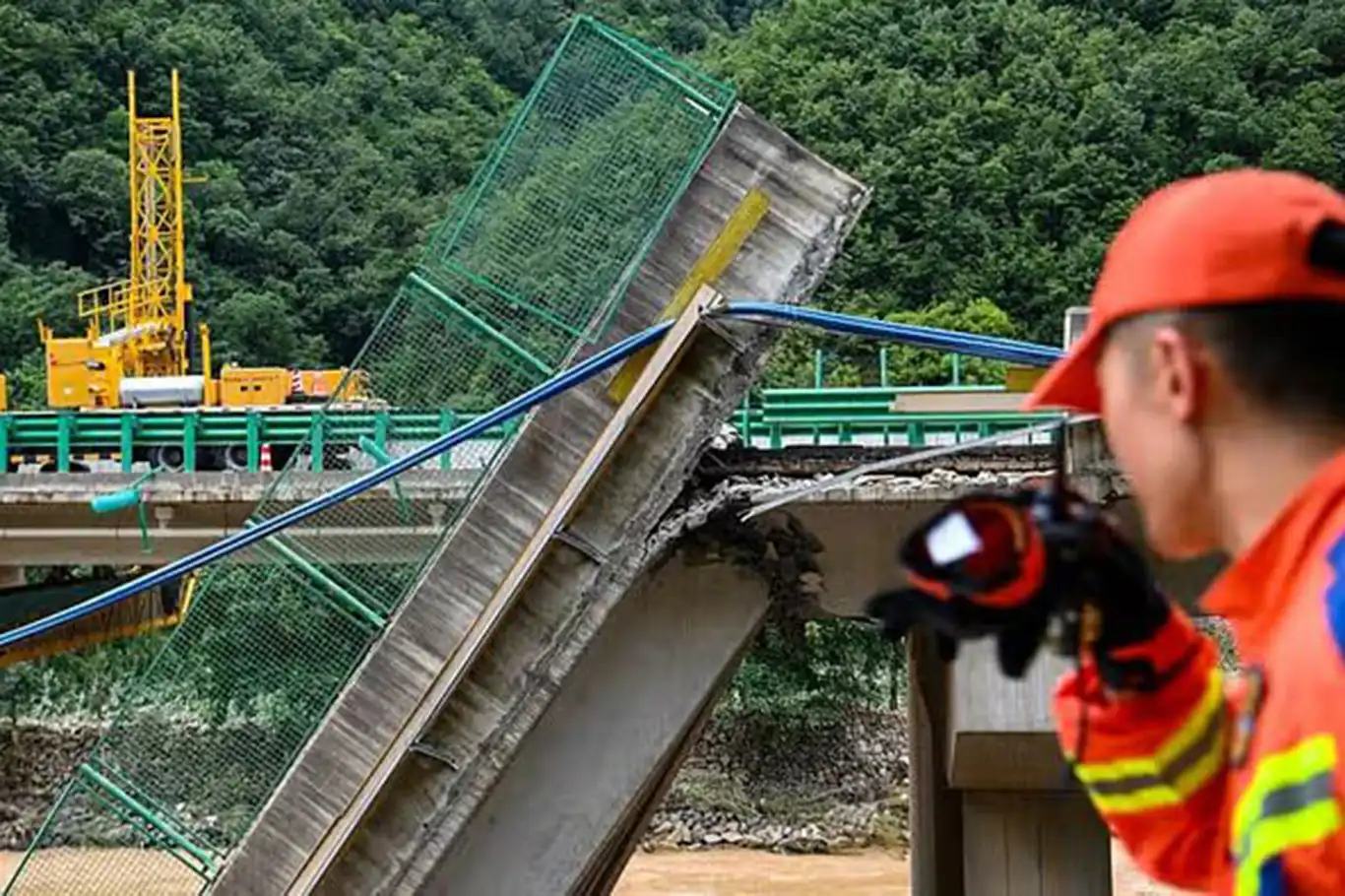Çin'de yapımı devam eden köprü çöktü: 12 ölü, 4 kayıp Çin'de yapımı devam eden köprü çöktü: 12 ölü, 4 kayıp