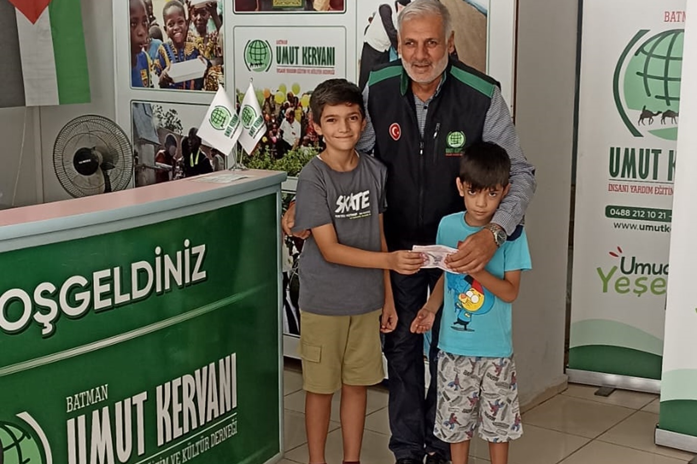 Minik yürekler harçlıklarını Gazze'ye bağışladılar Minik yürekler harçlıklarını Gazze'ye bağışladılar