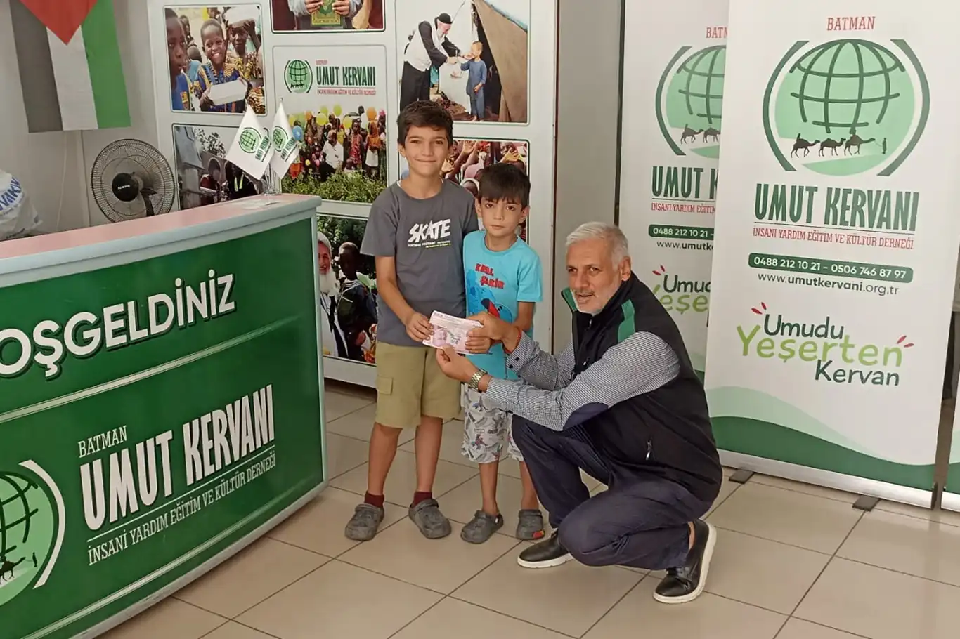 Minik yürekler harçlıklarını Gazze'ye bağışladılar Minik yürekler harçlıklarını Gazze'ye bağışladılar
