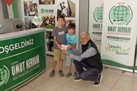 Minik yürekler harçlıklarını Gazze'ye bağışladılar