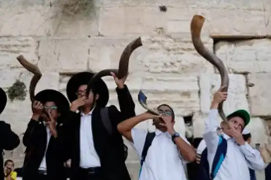 Israeli settlers raid Al-Aqsa Mosque, perform Talmudic rituals in provocative incursion