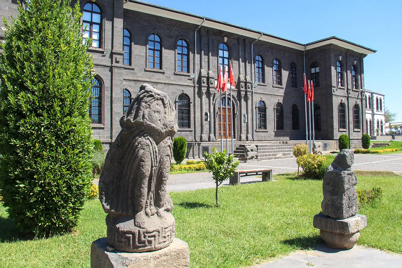 Diyarbakır Müzesi Müdürü: Heykel sanıldığı gibi değil! Asılsız haberler kentimize zarar veriyor Diyarbakır Müzesi Müdürü: Heykel sanıldığı gibi değil! Asılsız haberler kentimize zarar veriyor