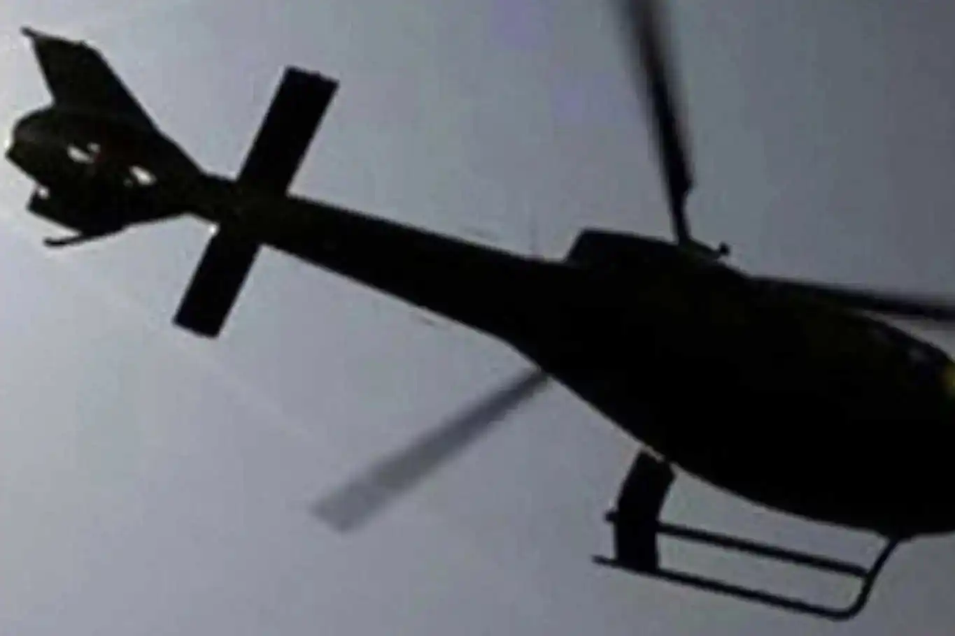 İngiltere'de helikopter kazası: Tarlaya düştü İngiltere'de helikopter kazası: Tarlaya düştü