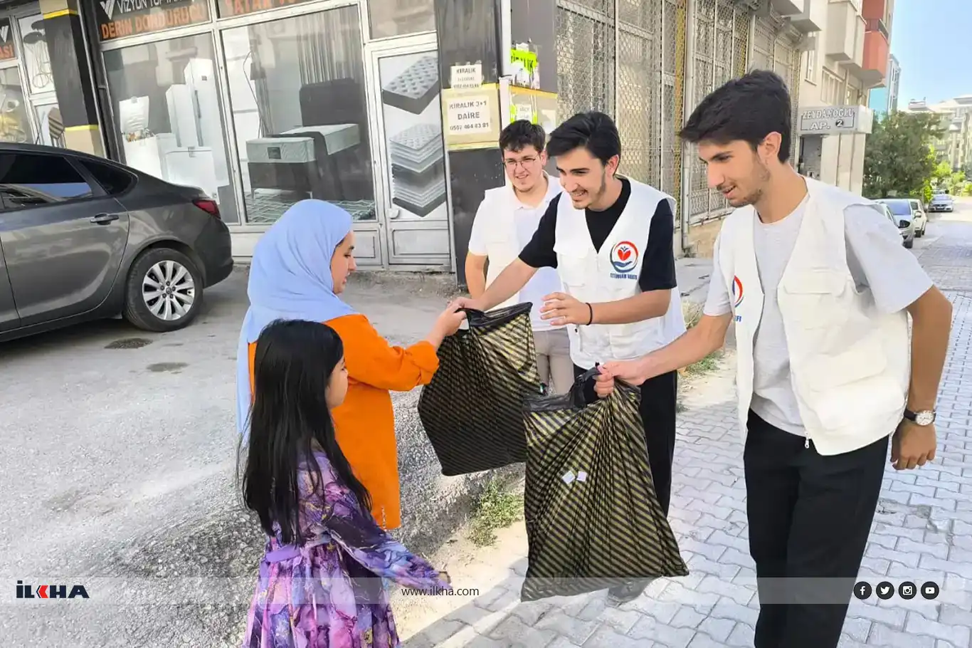 Orphans Foundation provides stationery aid to hundreds of students in Van Orphans Foundation provides stationery aid to hundreds of students in Van