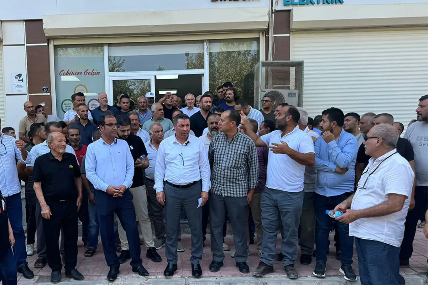 Şanlıurfa’da kesintiler ve yüksek faturalar vatandaşı isyan ettirdi Şanlıurfa’da kesintiler ve yüksek faturalar vatandaşı isyan ettirdi