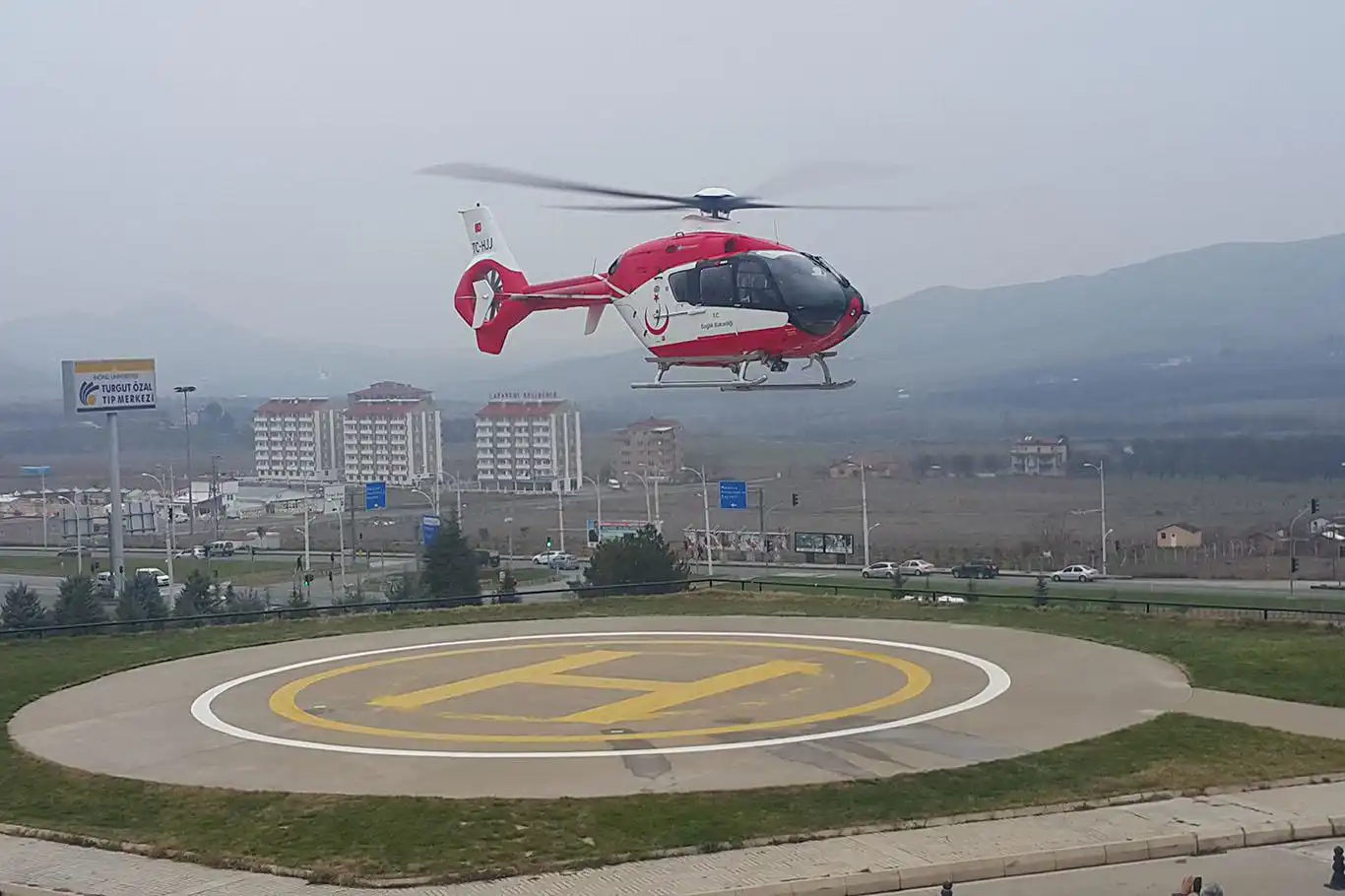 Ambulans helikopter yaşlı hasta için havalandı Ambulans helikopter yaşlı hasta için havalandı