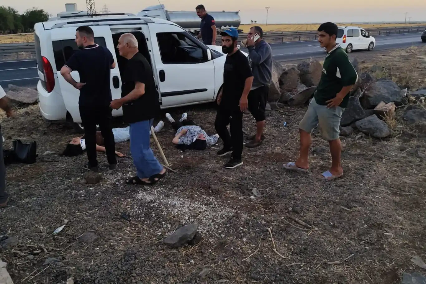 Mardin’de hafif ticari araç şarampole yuvarlandı: 4 yaralı Mardin’de hafif ticari araç şarampole yuvarlandı: 4 yaralı