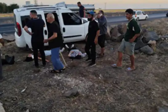 Mardin’de hafif ticari araç şarampole yuvarlandı: 4 yaralı 
