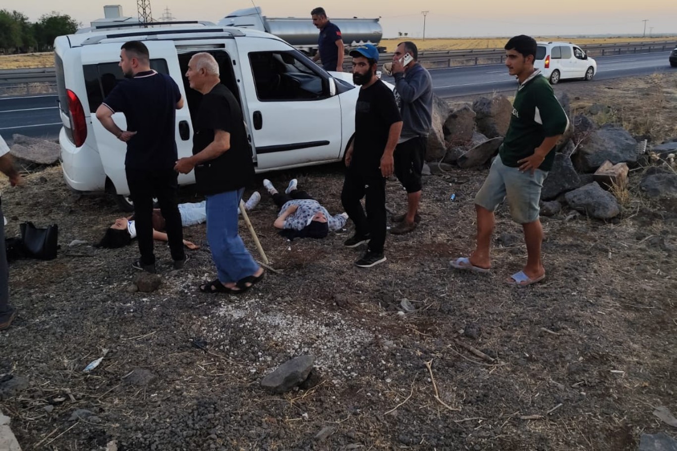 Mardin’de hafif ticari araç şarampole yuvarlandı: 4 yaralı Mardin’de hafif ticari araç şarampole yuvarlandı: 4 yaralı