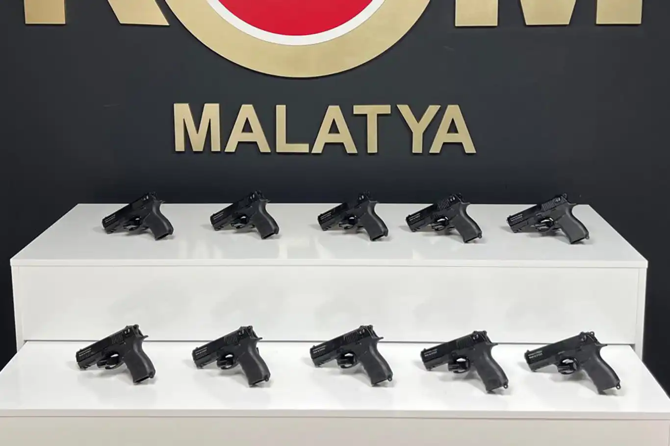 Malatya'da çok sayıda silah ele geçirildi Malatya'da çok sayıda silah ele geçirildi