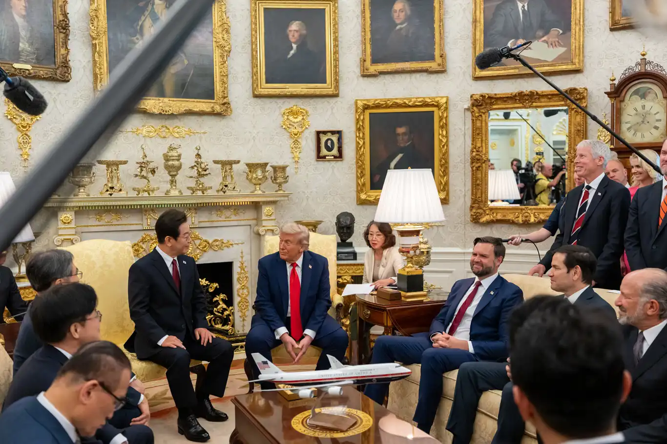 "Barış" ödülünü isteyen Trump, Savunma Bakanlığının ismini "Savaş" koymak istiyor! "Barış" ödülünü isteyen Trump, Savunma Bakanlığının ismini "Savaş" koymak istiyor!