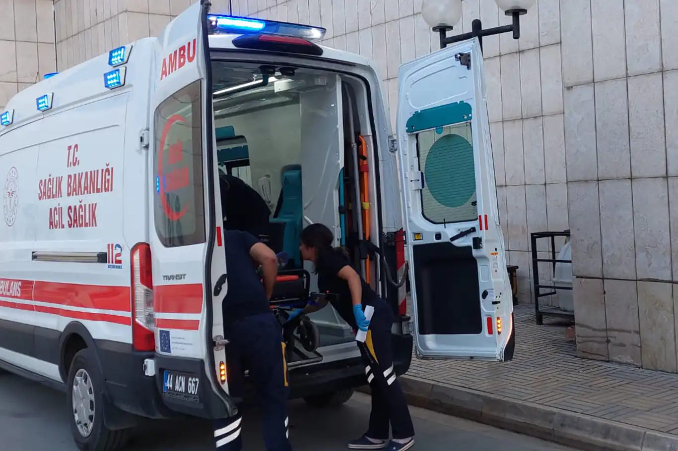 Malatya'da kontrolden çıkan otomobil kaza yaptı: 3 yaralı Malatya'da kontrolden çıkan otomobil kaza yaptı: 3 yaralı