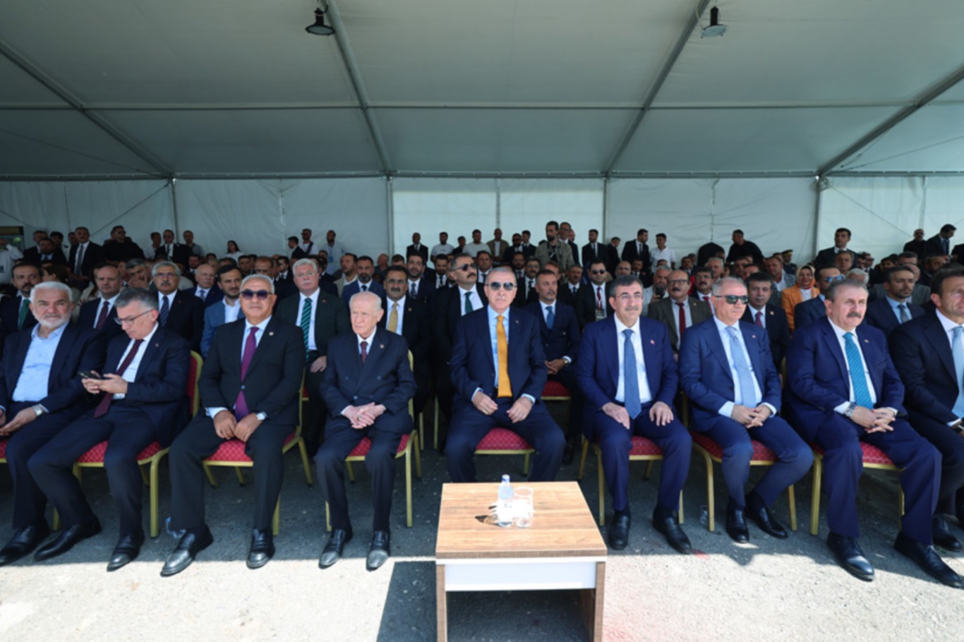 “Türkler, Araplar, Kürtler olarak bu coğrafyada kıyamete kadar hep beraber yan yana yaşayacağız” “Türkler, Araplar, Kürtler olarak bu coğrafyada kıyamete kadar hep beraber yan yana yaşayacağız”