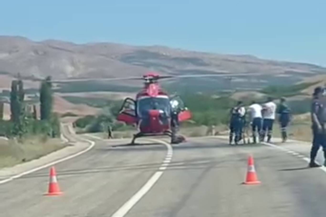 Malatya'da helikopter ambulans hasta almak için kara yoluna indi Malatya'da helikopter ambulans hasta almak için kara yoluna indi