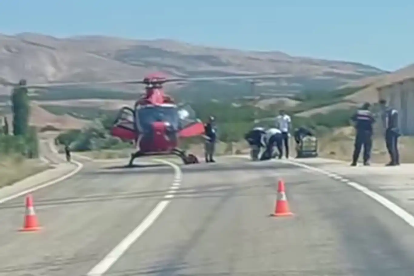 Malatya'da helikopter ambulans hasta almak için kara yoluna indi