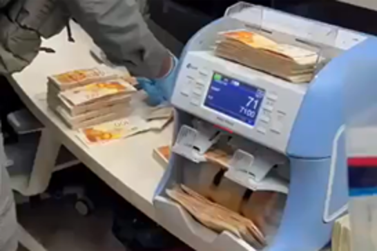 Israeli soldiers filmed stealing money from Palestinian currency exchange in Ramallah