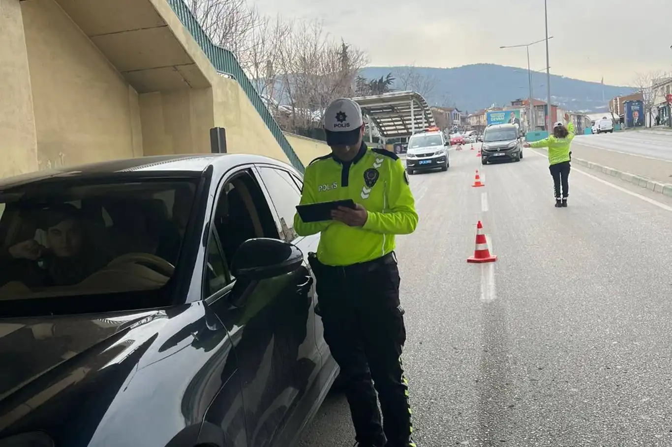 Bursa'da yüzlerce araç denetlendi, 4 kişi gözaltına alındı Bursa'da yüzlerce araç denetlendi, 4 kişi gözaltına alındı