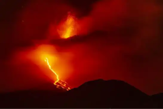 Etna Yanardağı’nda lav akışı sürüyor