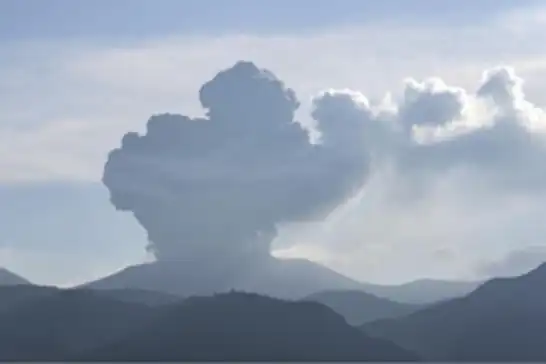 Japonya'da yanardağ patladı